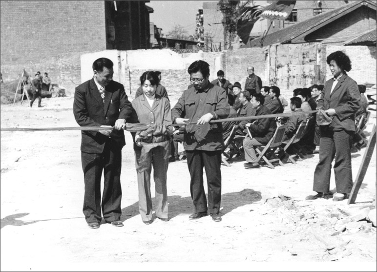 1986年，長虹彩電工程奠基，這樣的剪彩儀式，剪出了中國最大的彩電生產(chǎn)基地之一