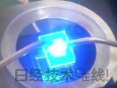   發(fā)光試驗中的LED元件?；宄叽纾?cm見方，元件尺寸：0.3mm見方，注入電流：約200mA，中心波長：450nm 