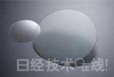 GaN晶圓。左為2英寸產(chǎn)品，右為4英寸產(chǎn)品