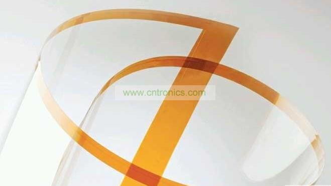 將Willow Glass卷成圓筒狀。