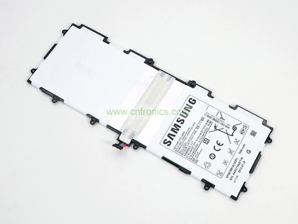 取出電池前要把周圍的帶狀電纜先拔出來，這個比較容易。Galaxy Note 10.1的電池容量為7000mAh,3.7V，預(yù)計(jì)續(xù)航時(shí)間8小時(shí)左右，重約136克，占據(jù)了整體重量的23%。不過為了減少機(jī)身厚度，電池做得很薄。