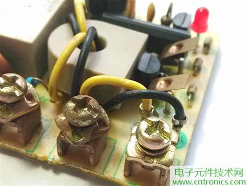 漏電保護(hù)器拆解：結(jié)構(gòu)有差異，做工不錯(cuò)