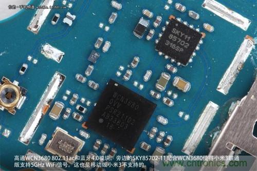 高通WCN3680 802.11ac和藍(lán)牙4.0模塊，旁邊的SKY85702-11配合其使用5GHz Wi-Fi頻段