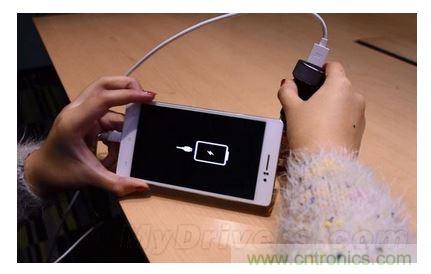 手機電池寒冷時為什么總充電？