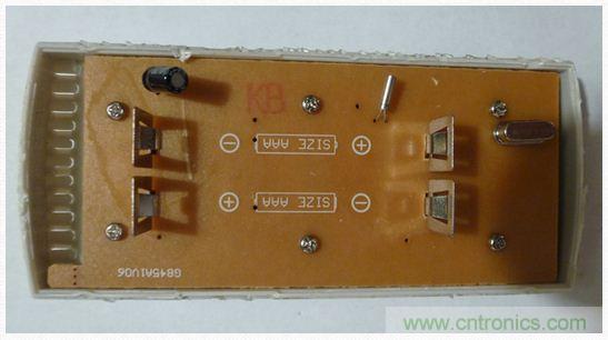 圖4：移開電池后的PCB同一面。