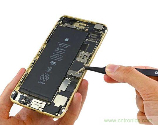 與iPhone 5S相比，電池尺寸更大，電池效率提高了16%。整部手機看起來就像一件藝術(shù)品，但看不到太多的內(nèi)部構(gòu)造。（來源：iFixit）