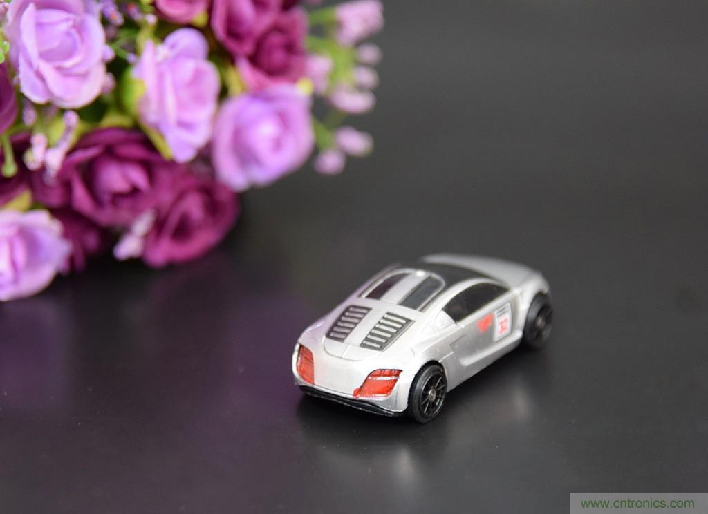虛擬與現(xiàn)實(shí)相結(jié)合的飛車游戲，讓你體驗(yàn)速度與激情的碰撞！