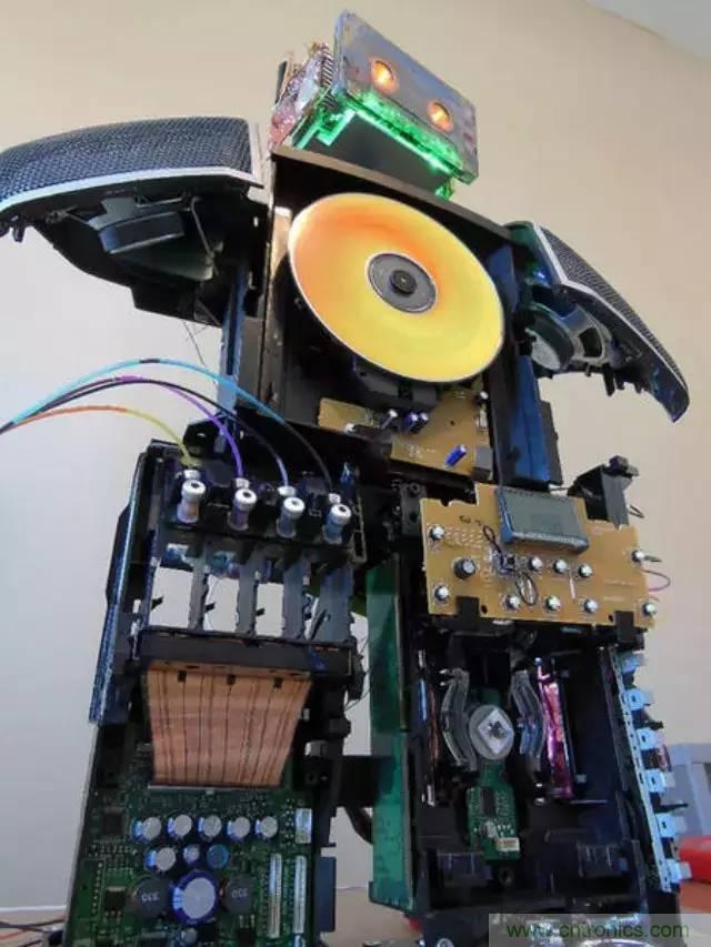 廢舊收音機如何變身成酷炫機器人？