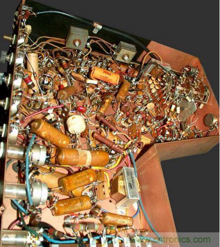 1948年Motorola的VT-71「Golden View」7吋電視機(jī)就是采用點(diǎn)對點(diǎn)接線。（圖片來源：Wikimedia/Westernelectric555）