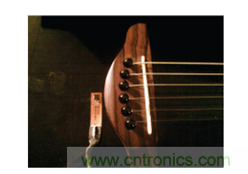  安裝到Fender Stratacoustic吉它上的加速度計(jì)。