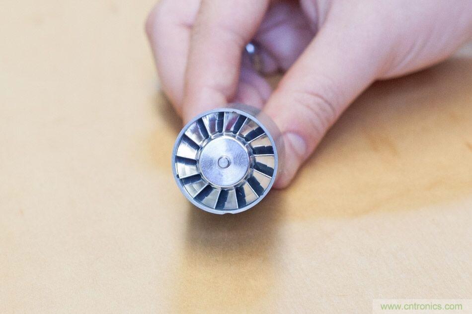 拆解戴森吹風機：近三千元的價格貴在哪？