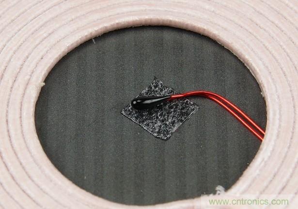拆解對(duì)比：系出同門，小米、紫米無線充電器的差別有多大？