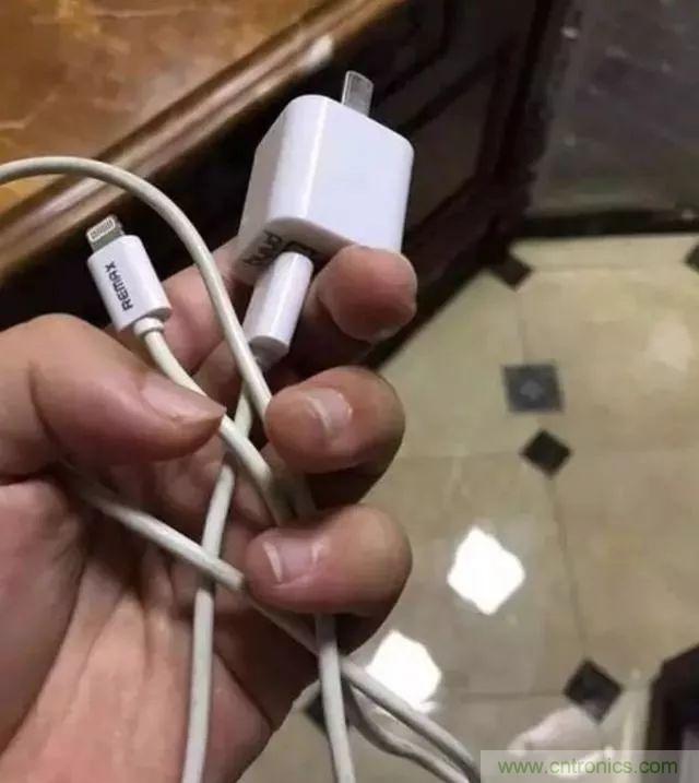 拆了個電容之后，我的iPhone也會自動訂房了