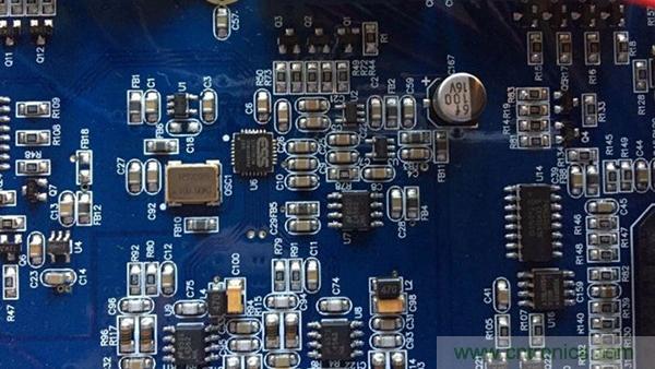 如何“布局”電路上的貼片電容才會降低寄生電感？