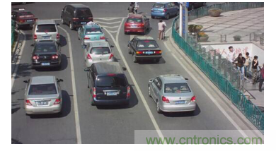 如何在車流涌動的道路上運用監(jiān)控系統(tǒng)？