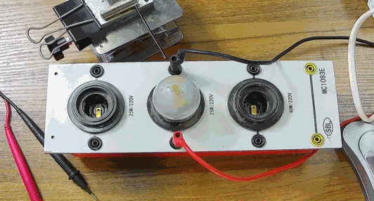 電燈泡內(nèi)通有交流電，為什么看不到燈泡在閃爍？