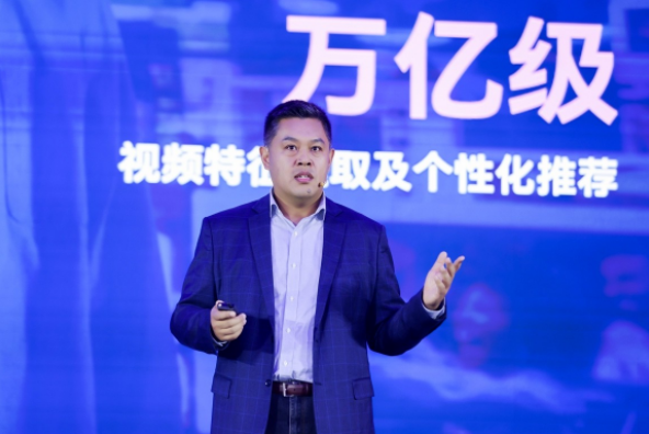 數(shù)據(jù)洪流下的算力突圍：英特爾以生態(tài)之力破局AI規(guī)?；? width=