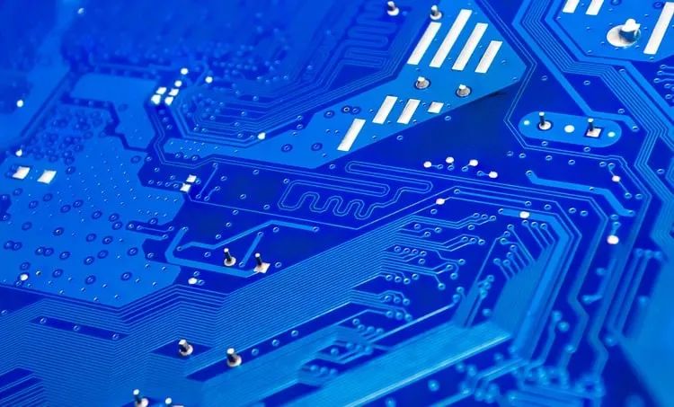 如何決定 PCB 中差分對(duì)的過(guò)孔阻抗？